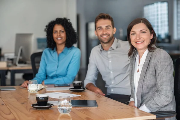 Portrait Diverse Group Smiling Businesspeople Sitting Together Table Office Meeting — ストック写真