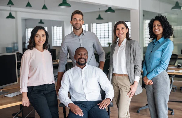 Retrato Diverso Equipo Empresarios Sonriendo Mientras Trabajan Juntos Una Moderna — Foto de Stock
