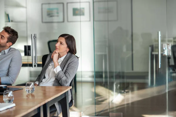 Joven Empresaria Escuchando Una Presentación Mientras Está Sentada Con Colega — Foto de Stock