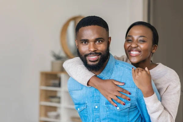 Retrato Una Joven Afroamericana Riéndose Abrazando Marido Por Detrás Mientras — Foto de Stock