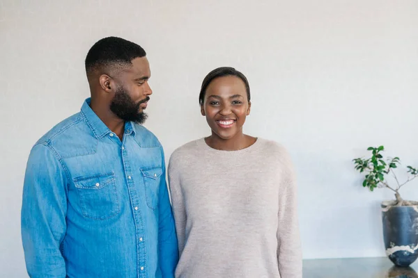 Retrato Una Joven Afroamericana Sonriente Pie Con Novio Apartamento Moderno — Foto de Stock