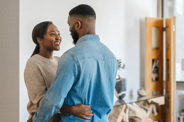 Lächelnde Junge Afrikanisch Amerikanische Frau Blickt Ihren Mann Während Sie — Stockfoto