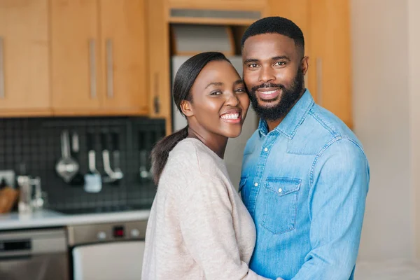 Retrato Jovem Casal Afro Americano Sorrindo Braços Cruzados Sua Cozinha — Fotografia de Stock