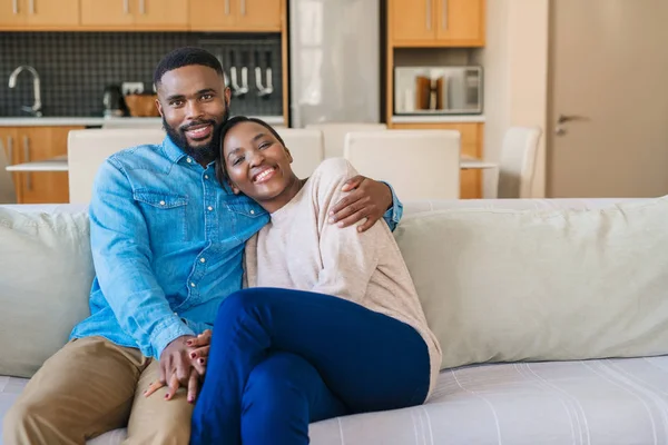 Porträt Eines Lächelnden Jungen Afrikanisch Amerikanischen Paares Das Sich Hause — Stockfoto