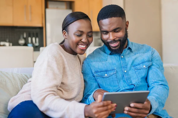 Sonriendo Joven Pareja Afroamericana Usando Una Tableta Digital Mientras Relajan — Foto de Stock