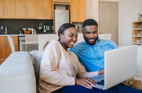 Rindo Jovem Casal Afro Americano Navegando Line Com Laptop Enquanto — Fotografia de Stock