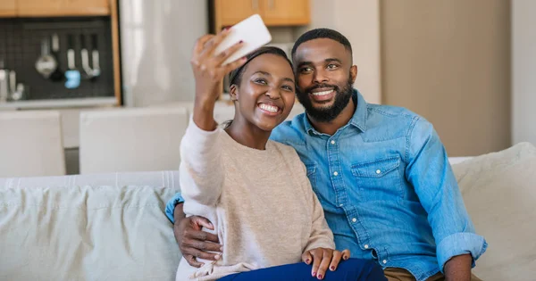 Lächelndes Junges Afrikanisch Amerikanisches Paar Das Hause Zusammen Auf Dem — Stockfoto
