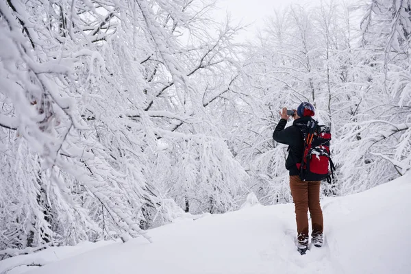 Joven Equipo Senderismo Tomando Una Foto Paisaje Invernal Con Teléfono —  Fotos de Stock