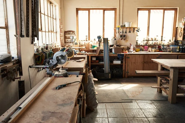Variedade de ferramentas em bancadas de trabalho em uma oficina de madeira — Fotografia de Stock