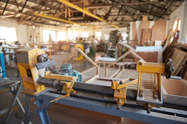 Βιομηχανικός τόρνος που κάθεται μέσα σε ένα μεγάλο εργαστήριο ξυλουργικής — Φωτογραφία Αρχείου