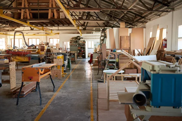 Legno e macchinari in una grande falegnameria — Foto Stock