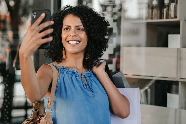 Усміхнена Молода Жінка Носить Сумки Приймає Селфі Своїм Мобільним Телефоном — стокове фото
