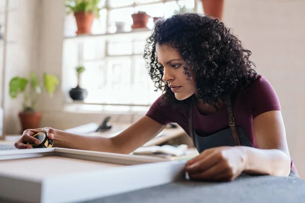 Jonge Vrouw Met Behulp Van Een Meetlint Nauwkeurige Metingen Van — Stockfoto