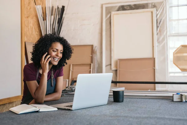 Joven Artesana Trabajando Portátil Hablando Con Cliente Por Teléfono Taller — Foto de Stock