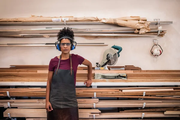 Porträt Einer Jungen Kunsthandwerkerin Schutzausrüstung Die Ihrer Bilderrahmenwerkstatt Neben Holz — Stockfoto