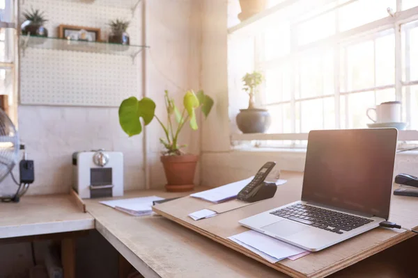 Laptop Andere Zakelijke Benodigdheden Zittend Een Tafel Kantoorruimte Van Een — Stockfoto