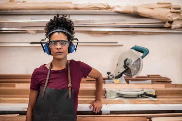 Porträtt Ung Kvinnlig Hantverkare Skyddsutrustning Stående Vid Trä Och Såg — Stockfoto