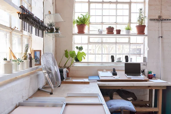 Frames Gemonteerd Een Werkbank Met Het Kantoorgedeelte Van Een Fotolijstatelier — Stockfoto