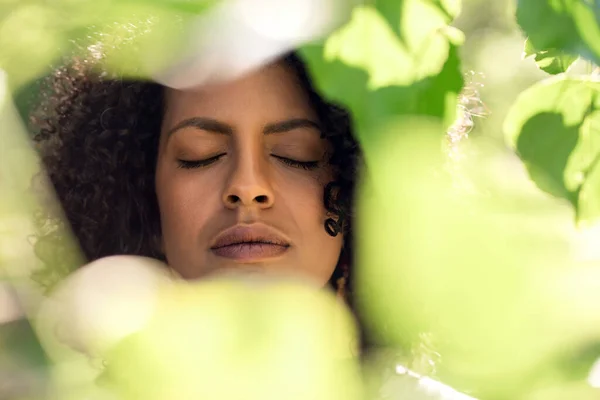 Спокойная Молодая Женщина Стоящая Закрытыми Глазами Обрамленная Зелеными Листьями Солнечным — стоковое фото