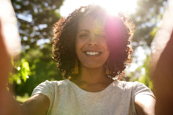 Sorrindo Jovem Mulher Tomando Uma Selfie Enquanto Desfruta Uma Tarde — Fotografia de Stock