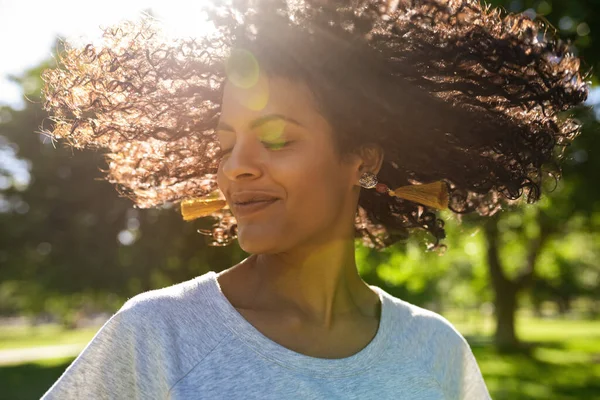 Usmívající Mladá Žena Stojí Venku Parku Slunečného Letního Odpoledne Točí — Stock fotografie