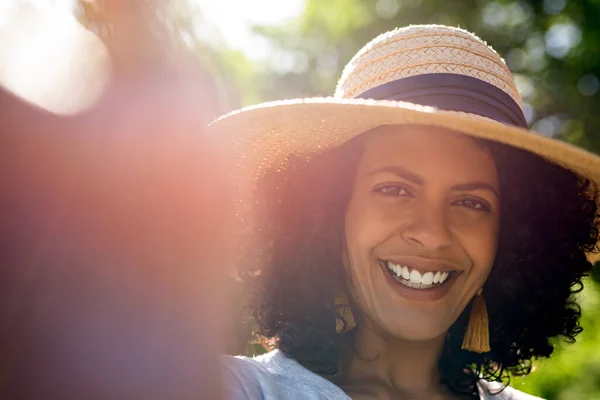 Mujer Joven Sonriente Usando Sombrero Sol Tomando Una Selfie Mientras —  Fotos de Stock