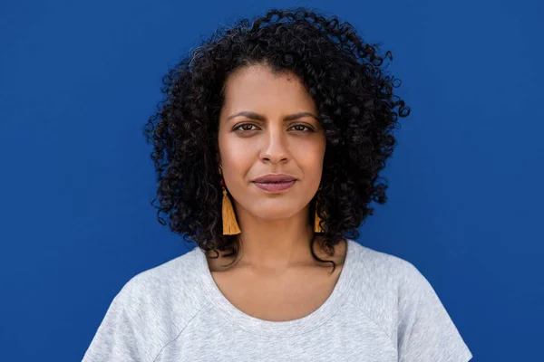 Portrait Une Jeune Femme Sérieuse Aux Cheveux Bruns Bouclés Debout — Photo