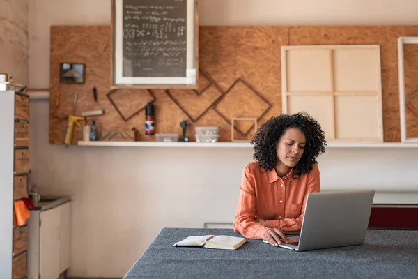 Jonge Vrouw Met Krullend Haar Met Behulp Van Een Laptop — Stockfoto