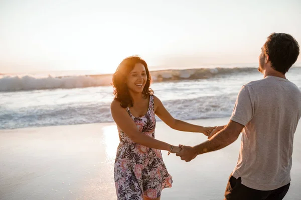 Verspieltes Junges Paar Hält Händchen Und Lacht Während Sich Sandstrand — Stockfoto