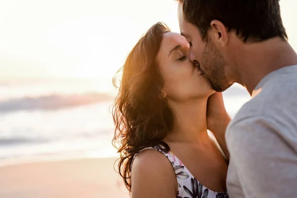 Amando Jovem Casal Nos Braços Uns Dos Outros Beijando Uma — Fotografia de Stock