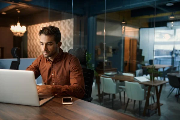 Üzleti Online Dolgozik Egy Laptop Miközben Egyedül Asztalánál Egy Csendes — Stock Fotó