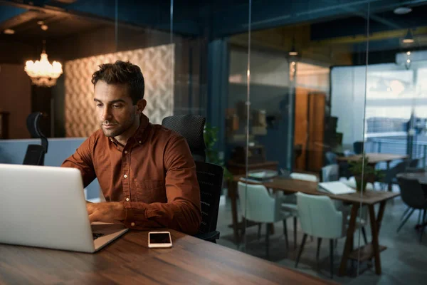 Zaken Die Online Werken Met Een Laptop Terwijl Alleen Aan — Stockfoto