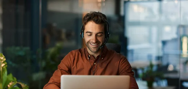 Empresário Sorrindo Conversando Com Cliente Através Fone Ouvido Enquanto Trabalhava — Fotografia de Stock