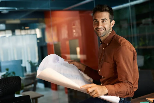 Ritratto Architetto Sorridente Seduto Tavolo Che Ripercorre Progetti Mentre Lavora — Foto Stock