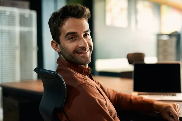 Portrait Businessman Smiling While Working His Desk Quiet Office Early — Stock Photo, Image