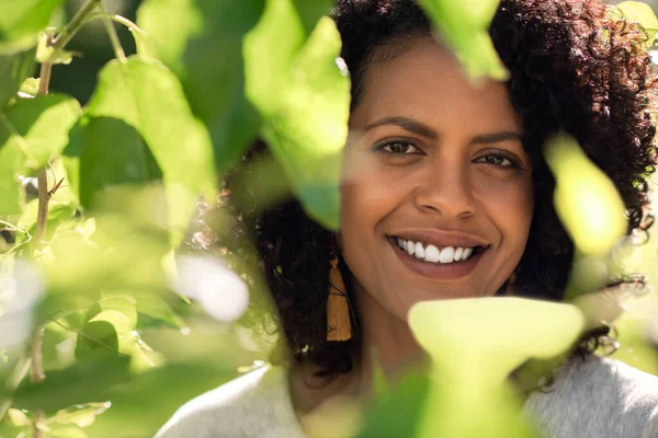 Portrét Usmívající Mladé Ženy Obklopená Zelenými Listy Zatímco Užívá Slunečného — Stock fotografie