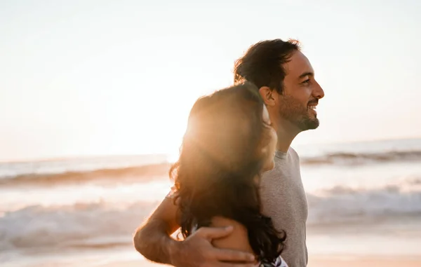 Casal Jovem Sorrindo Andando Braço Dado Junto Por Uma Praia — Fotografia de Stock