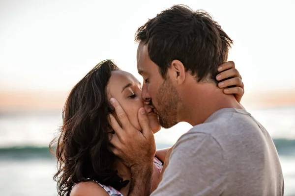 Rakastava Nuori Pari Jakaa Suudelma Kun Seisoo Toistensa Sylissä Rannalla — kuvapankkivalokuva