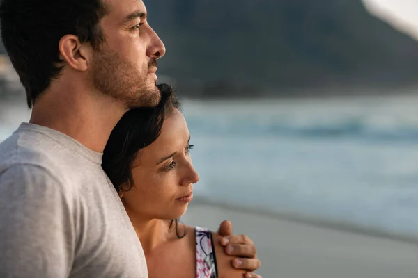 Jovem Mulher Seu Marido Amoroso Olhando Para Oceano Enquanto Estão — Fotografia de Stock