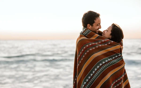 Amante Jovem Casal Olhando Para Outro Enquanto Uma Praia Envolto — Fotografia de Stock