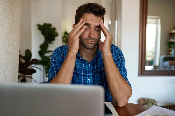Genç Adam Evde Yemek Masasında Dizüstü Bilgisayarla Çalışırken Yorgun Stresli — Stok fotoğraf