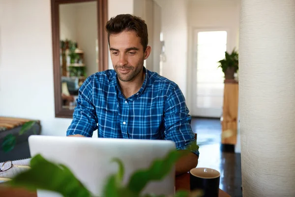 식탁에 앉아서 노트북을 사용하여 집에서 원격으로 일하는 — 스톡 사진