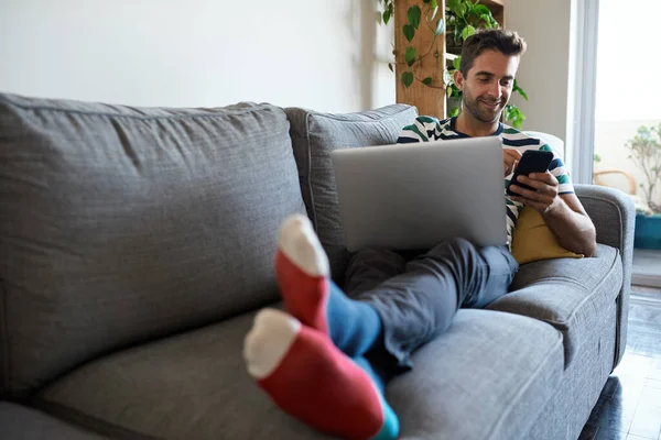 Sonriente Joven Relajándose Sofá Sala Estar Enviando Mensaje Texto Teléfono —  Fotos de Stock