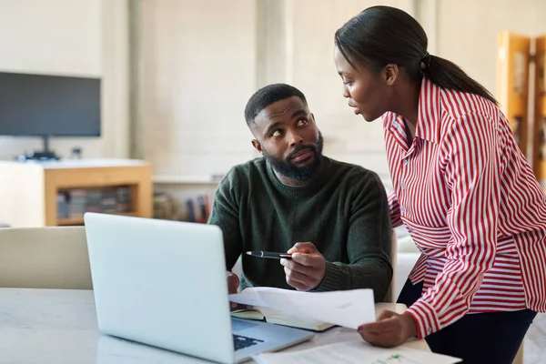 Молоде Афроамериканське Подружжя Оплачує Рахунки Інтернеті Ноутбуком Обіднім Столом — стокове фото