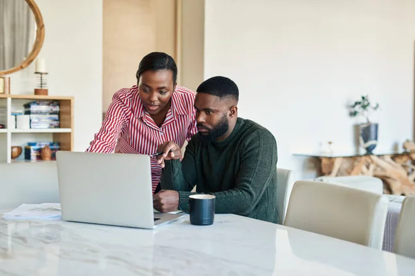 Joven Pareja Afroamericana Haciendo Poco Banca Línea Juntos Mesa Comedor —  Fotos de Stock