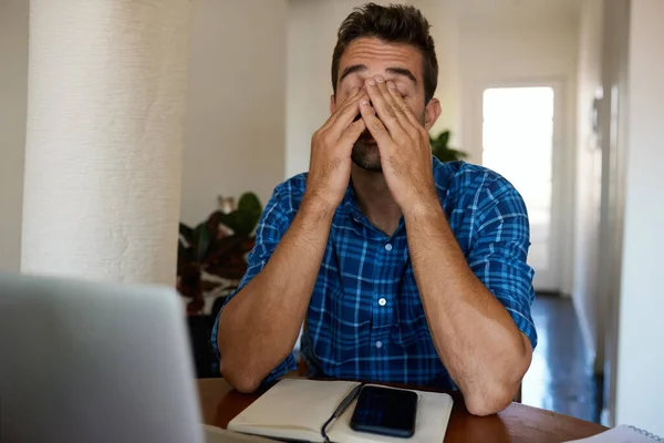 Jovem Olhando Exausto Estressado Enquanto Trabalhava Remotamente Casa Com Laptop — Fotografia de Stock