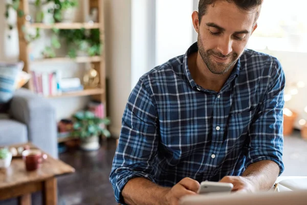 Joven Sentado Una Mesa Enviando Mensaje Texto Mientras Trabaja Remotamente — Foto de Stock