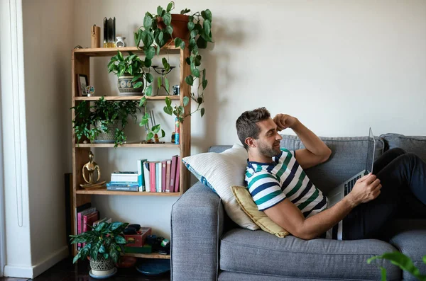 Leende Ung Man Bläddrar Internet Bärbar Dator När Han Sitter — Stockfoto