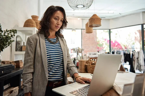 Young Asian Woman Working Online Laptop While Standing Counter Her — Stock Photo, Image