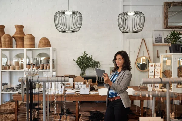 Ung Asiatisk Kvinna Som Använder Digital Surfplatta Stående Vid Display — Stockfoto